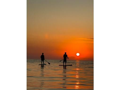 【宮古島・貸切】夕焼けに染まる至福のサンセットSUPツアー！《写真・動画は無料プレゼント》当日予約OK！の画像