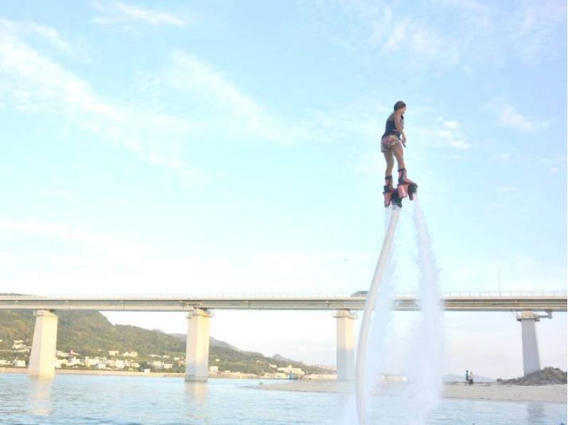 【沖縄・本部】水圧で空を飛ぶ!フライボード体験