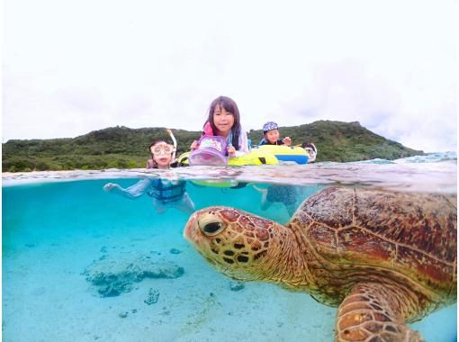 宮古島【1組限定/1歳からOK】ベビーシッター同行！！ウミガメ完全貸切でプライベートシュノーケリング！｜高画質写真データ増量！の画像