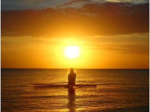 【宮古島/夕方】1.5時間！☆ 茜色に染まるSUPクルージング・当日予約OK！《写真データ無料プレゼント》の画像