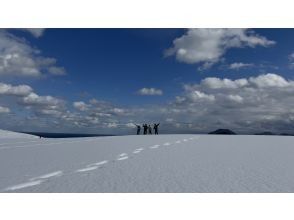 【鳥取・鳥取市】スノーシューを使って白銀の鳥取砂丘をガイドと一緒にo砂n歩（おさんぽ）しよう！