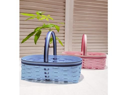 [Osaka, Shinsekai] Making a cute basket using paper bandsの画像