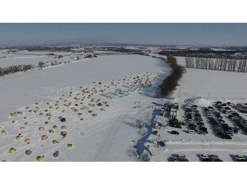 [Hokkaido, Sapporo] Ice fishing for smelt in your own car! Includes tempura! Separate flush toilets for men and women and a warm rest hut! Safe for women and children!の画像