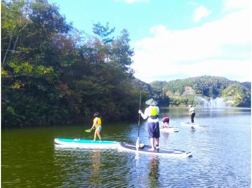 【広島・三次】自然に包まれ新しい景色へ冒険と癒しの旅〈湖上SUPツアー／丸1日コース〉お子様・未経験者OK・広島西風新都から車で1時間の画像