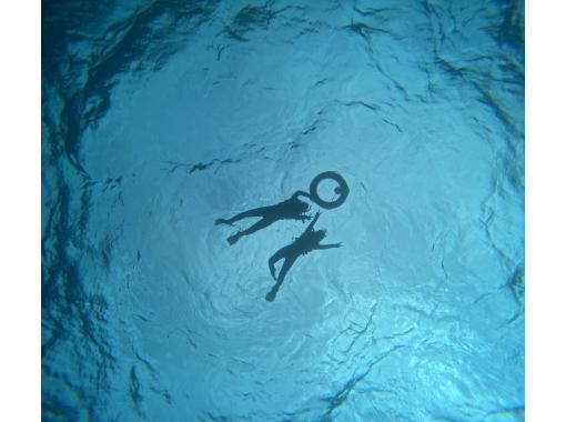 【沖縄・恩納村】ボートで行く！沖縄県有名スポット「青の洞窟」シュノーケリング体験！！完全貸切プラン！！の画像