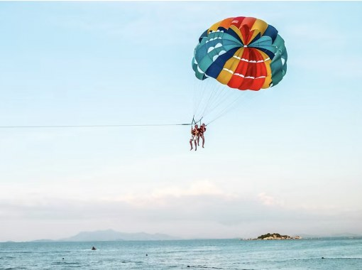 [Okinawa, Motobu/Sesoko Island] Parasailing - An exciting floating experience where the sky and sea blend togetherの画像