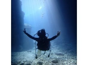 【沖縄・恩納村】初心者大歓迎！！ボートで行く！沖縄県有名スポット「青の洞窟」体験ダイビング！！２名様までツアー当日宿泊無料キャンペーン中！