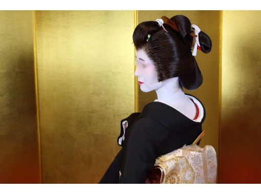 [Asakusa - Private Tour] Stroll around Asakusa with a cultural guide, enjoy a kaiseki lunch at a prestigious restaurant, and experience geisha dance and fan-throwing (4-8 people)の画像