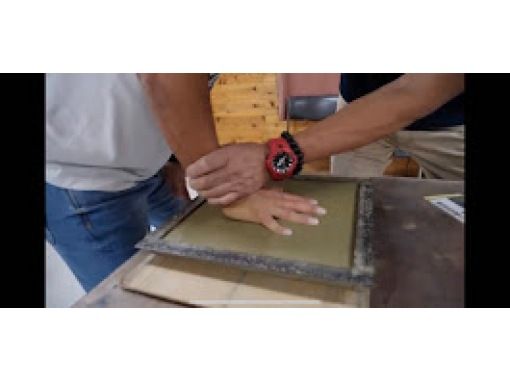 [兵庫縣南淡路市] 這些廣受歡迎的紀念瓷磚採用淡路島的天然粘土製成，並印有紀念手印。の画像