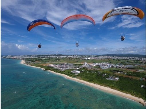 [Okinawa Nakagusuku Village / Yomitan Village / Undersea Road] Motor paragliding sightseeing experience flight!の画像