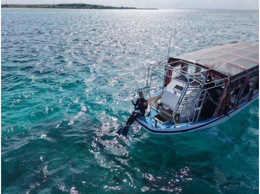 【石垣島・竹富島・午後】ボートで行く！綺麗な珊瑚礁＋ウミガメ遭遇！2ポイントシュノーケル！ドローン撮影無料サービスの画像