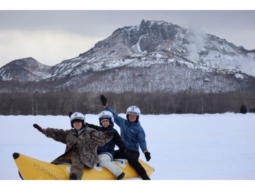 【北海道・道東】釣って食べて雪で遊ぶ！本格ワカサギ釣り&times;かまくら天ぷら&times;スノーバナナ 1日満喫プラン＜送迎付き／今季限定割引＞の画像