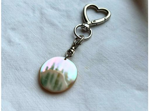 [Amami Oshima Marine Craft] Experience making luminous shell accessories and keychainsの画像