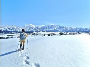 [Niigata, Minamiuonuma City] A new sensation! Snowfield and low mountain trekking with air snowshoes. Enjoy winter on the "footpath" tour in Urasa.