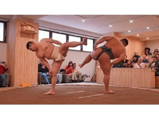 【東京・新宿】日本の伝統に根付いた文化を観客として体験〈相撲ショー〉の画像
