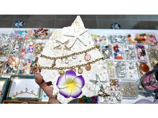 【沖繩，萬座茂】如果您時間不多，只需5分鐘即可製作飾品！從100多種吊墜中挑選4個，打造您獨一無二的專屬飾品！の画像