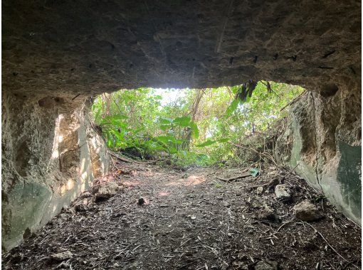 [โอกินาวา, ​​มิยาโกจิมะ] ทัวร์ภาคสนามเชิงประวัติศาสตร์ - ย้อนรอยความทรงจำ - เยี่ยมชมซากปรักหักพังและสัมผัสประวัติศาสตร์ ณ สถานที่จริงの画像