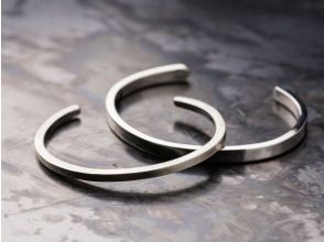 【北海道・札幌】世界に一つ「手作りシルバーバングル」体験。ペア製作も人気で雨の日デートや観光の思い出に最適。サプライズにもおすすめのプラン！