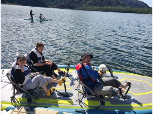 【山梨・西湖】ワンちゃんと一緒に湖上散歩♪安定感のある大型ボードで冬の国立公園を優雅にクルーズ！【ライフジャケットあり】の画像
