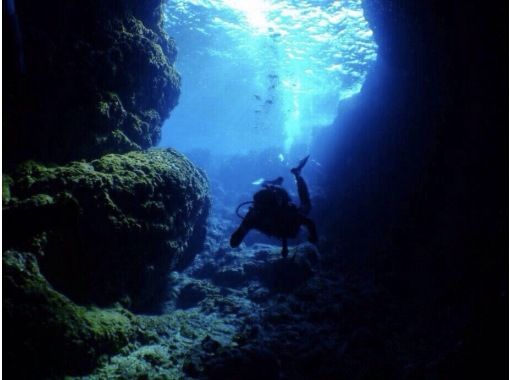 ☆2月オープン　期間限定50％割引実施中☆沖縄・青の洞窟☆体験ダイビングツアー☆オプション代全て含むの画像