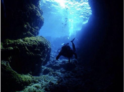 ☆2月オープン　期間限定50％割引実施中☆沖縄・青の洞窟☆FUNダイビングツアー☆オプション代全て含むの画像