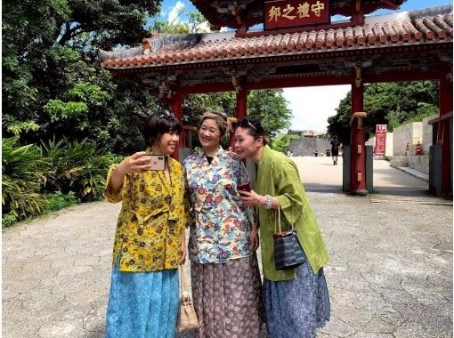 【沖縄・那覇】琉装で沖縄の街を歩こう！オリジナル琉装レンタル「3名以上グループ割引プラン」の画像