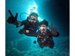 【沖縄・青の洞窟】インストラクター貸し切り！シュノーケリング＆体験ダイビングツアー〈カップル・ご夫婦・友達2名様限定！オプション代全て込み〉