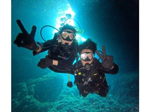 【沖縄・青の洞窟】インストラクター貸し切り！シュノーケリング＆体験ダイビングツアー〈カップル・ご夫婦・友達2名様限定！オプション代全て込み〉の画像