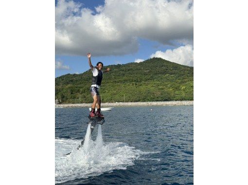 【沖縄・本部】本部町で新感覚マリンスポーツ！フライボード ★ジェットの力で体が宙に浮く！！の画像