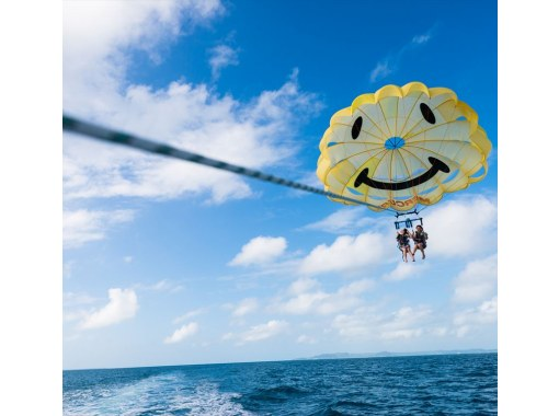 【沖縄・うるま市】パラセーリング県内最長・絶景300mロープ！最高高度130ｍを超える高さから最高の絶景をお楽しみください！の画像