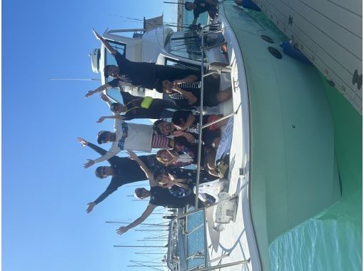 【宜野湾港マリーナ発】中型クルーザー完全貸切！クルージング、シュノーケル、釣り、最大10名まで乗船可能です貸切なので周りを気にせず遊べます！の画像