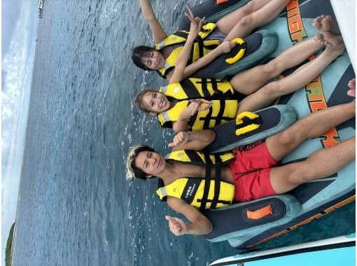 【宜野湾港マリーナ発】中型クルーザーで行くバナナボート＆シュノーケル3時間遊び放題　≪初心者・カップル・ファミリー・友人・女性にオススメ≫の画像