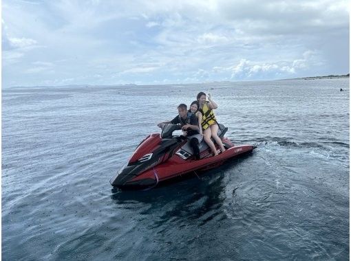 【宜野湾港マリーナ発】中型クルーザーで行くバナナボート＆シュノーケル3時間遊び放題　≪初心者・カップル・ファミリー・友人・女性にオススメ≫の画像