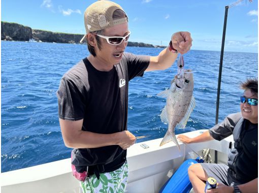 【宜野湾港マリーナ発】中型クルーザーで行く沖釣り体験！手ぶらでOK！≪初心者・お一人様・カップル・ファミリー・友人・女性にオススメ≫の画像