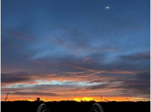 【宮古島・夜】星降る島の「ミッドナイトトゥクトゥク」 港の夜景＆特別な星空スポットへ誘うツアーの画像