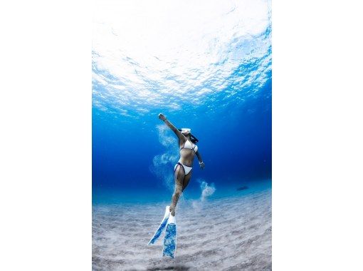 完全貸切・初心者OK・スキンダイビング(素潜り)コース⭐️【プロ仕様の本格撮影付き！ロングフィンレンタル有り！】沖縄北部・瀬底島・水納島の画像