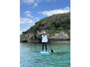 【沖縄　今帰仁村・本部】サップ　左右の水面下に現れるサンゴ礁や熱帯魚をゆったりご覧になれます。＊Insta360で撮影無料！