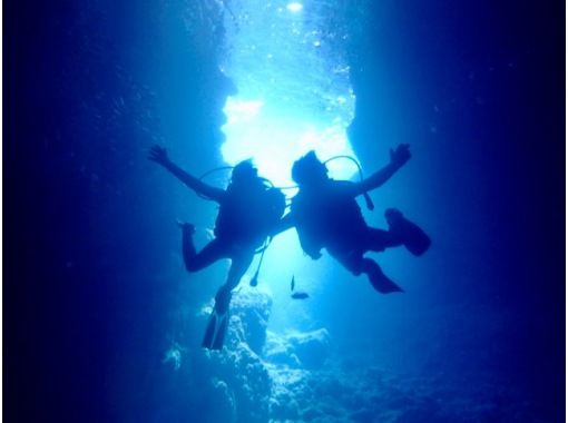 【恩納村青の洞窟⭐️貸切体験ダイビング】１人からOK！無料写真撮影★女性スタッフ在籍★当日予約、手ぶらで参加OK！シャワー、ドライヤー完備！の画像