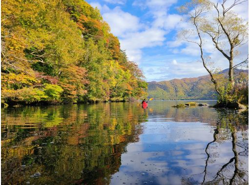 水上から眺める十和田湖　一組限定のカヤックまたはSUPプライベートツアーの画像