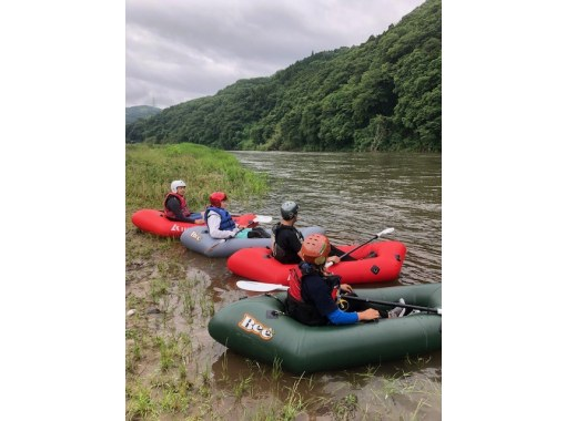 【那珂川パックラフト川下り】！水面から眺める世界を堪能！ゆったりと安定感のある一人乗りボートで川下り。初心者の方からご参加可。の画像