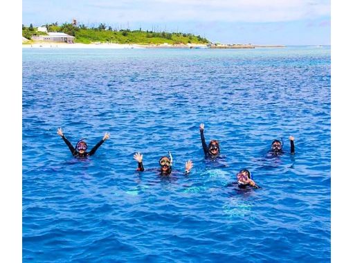 【沖縄北部・本部町】1グループ貸し切りボートシュノーケリング 初心者歓迎・少人数制 色とりどりの珊瑚が広がる水納島・瀬底島近海の画像