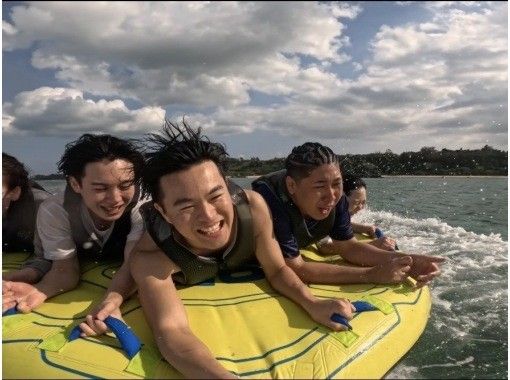 【名護市・今帰仁村・古宇利島】せっかく沖縄に来たなら皆でバナナボートから落ちましょう！当日の気分で好きな乗り物を3つ選べます！ぶっ飛びますの画像