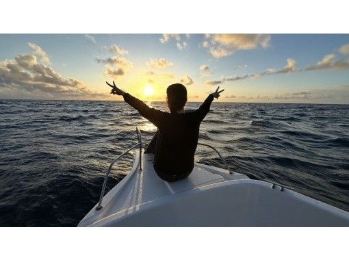 【水平線に沈む夕日を、海の特等席で。】久米島サンセットクルージングの画像