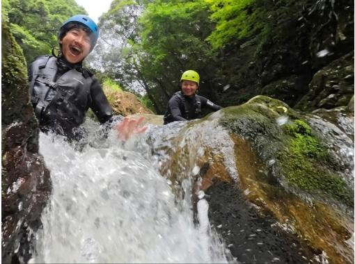 【学生限定/4名以上で半額！グループ割】宮崎市街地から30分の秘境・加江田渓谷キャニオニング｜ゼミ・サークルに大人気！！の画像