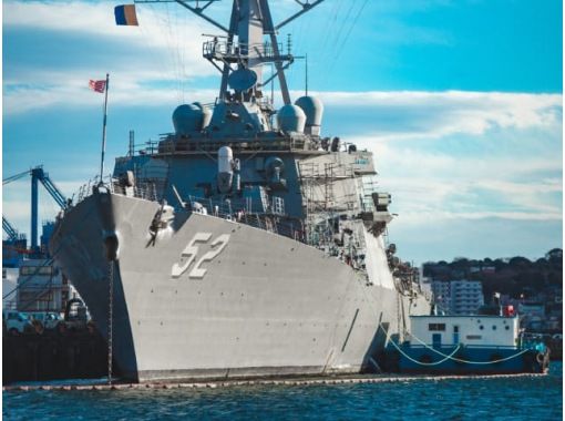 日米の艦船を海上から見学！横須賀軍港めぐり乗船＆記念艦三笠内で食べる海軍カレーのご昼食【029029-187】の画像