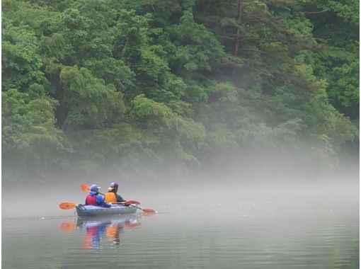 【福島・奥会津（金山町）】朝涼み霧幻峡カヤック｜奥会津の朝。静寂を切り裂くパドル音で心身をリセット！初心者・女性・子連れ歓迎の画像
