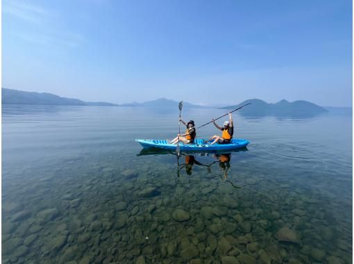 【北海道・洞爺湖】のんびりカヤック体験！穏やかな湖上クルーズを楽しもう・春は新緑・秋は紅葉も♪ガイド付きで初心者も安心して楽しめます！の画像