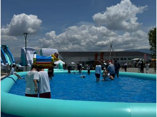 【山梨・南アルプス】fumottoで夜を満喫！「ナイトマーケット&times;ナイトプール&times;キャンプ泊」の画像