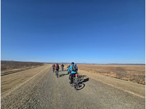 【北海道・鶴居村/釧路近郊】絶景の釧路湿原を駆け抜ける!ガイド付きサイクリング(3~4時間)・タンチョウやエゾシカに会えるグラベルツアー! 【北海道・鶴居村/釧路近郊】絶景の釧路湿原を駆け抜ける!ガイド付きサイクリング(3~4時間)・タンチョウやエゾシカに会えるグラベルツアー!