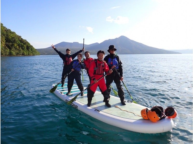 手ぶらOK！特注ドライスーツで寒さ知らず。ビッグSUPで日本一の透明度「支笏湖ブルー」へ！仲間や家族と絶景の水上散歩を楽しもう！